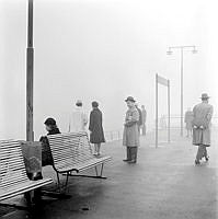 Väntande resenärer i dimma på perrongen vid tunnelbanestation Svedmyra.