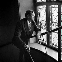 Förlagsredaktör Sven Granat poserar vid fönster i trapphuset. Sveavägen 56.