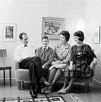 Familjeporträtt i vardagsrumssoffan, taget med självutlösare. Fr.v. Herbert Lindgren, Mats Lindgren, Maud Lindgren och Ingvor Lindgren.