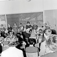 Småskoleklass vid avslutningen inför jullovet i Mariaskolan under ledning av musiklärare Erik Göransson.