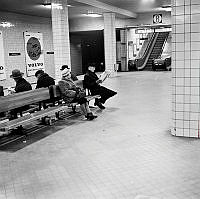 Väntande resenärer på Hötorgets tunnelbanestation.