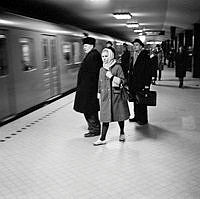 Inkommande tåg och väntande resenärer på T-centralens tunnelbanestation.