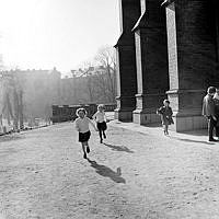 Lekande barn framför Johannes kyrka.