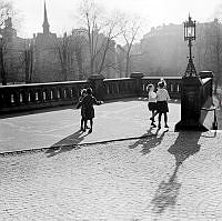 Barn leker framför Johannes kyrka. I bakgrunden t.v. klockstapel.