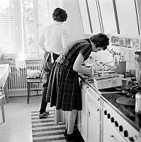Maud Lindgren arbetar i köket med sin dotter Ingvor Lindgren. Oppundavägen 6.