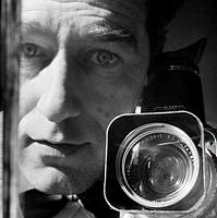 Självporträtt av Herbert Lindgren med kamera.