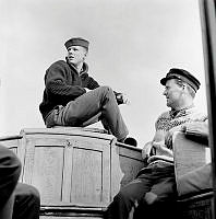 Gunnar och Bengt Eckerrot ombord på motorbåt.