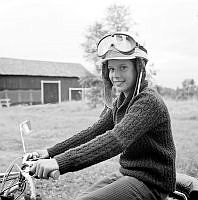 Mats Lindgren på cykel, med mopedhjälm och skyddsglasögon.