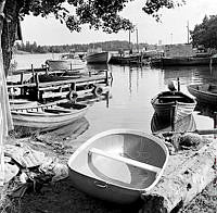 Fiskeläge med bryggor och båtar i Rävsnäs.