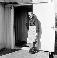 Emilia Lindgren vid ytterdörren till sitt hus i Rävsnäs.
