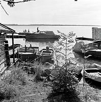 Fiskeläge i Rävsnäs med förtöjda båtar.