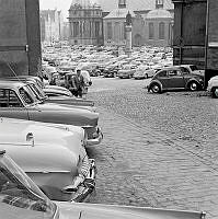 Parkerade bilar vid Birger Jarls Torg. I bakgrunden Riddarholmskyrkan.