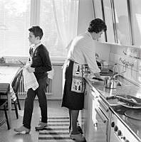 Mor (Maud Lindgren) och son (Mats Lindgren) arbetar i köket, Oppundavägen 6.