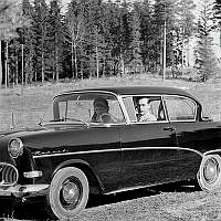 Herbert Lindgren med dottern i familjens Opel Rekord.