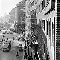 Kungsgatan västerut från kv. Oxhuvudet, vid korsningen Sveavägen. Till höger Centrumhusets fasad, Kungsgatan 32-38.