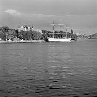 Strömmen sedd mot Skeppsholmen. T.v.  Gamla amiralitetshuset, t.h. segelfartyget af Chapman.