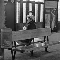 Väntande resenär på en bänk på Gamla Stans tunnelbanestation.