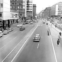 Sveavägen sedd norrut från Mäster Samuelsgatans bro. I bakgrunden korsningen Sveavägen - Kungsgatan.