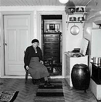 Emilia Lindgren i kök i stuga. Rävsnäs.