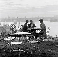 Personer vid ett bord på Fåfängans uteservering.