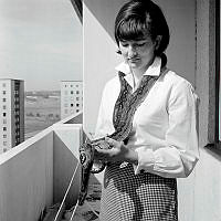 Flicka med orm på höghusbalkong, Sandfjärdsgatan.