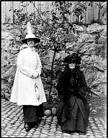 Högbergsgatan 51. Bageriidkerskan Klara Sofia Pettersson, (född Gustafsdotter), född 1844 med dottern Ester Helmina Pettersson, född 1876.