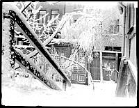 Högbergsgatan 51. Gårdstrappan i snö, omkring 1930.
