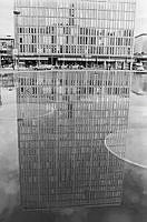 Sergels torg, femte höghuset speglar sig i fontänens vattenyta.