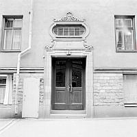 Portal och del av fasad på Birkagatan 25.