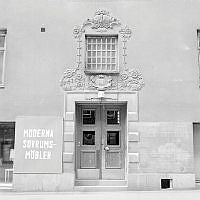 Portal och del av fasad på Birkagatan 17.