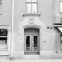 Portal och del av fasad på Rörstrandsgatan 10.