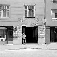 Birkagatan 20, portal (garagenedfart) och del av fasad.