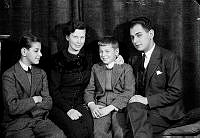 Porträtt av familjen Bonnier.
Albert Bonnier jr med maka Birgit, född Flodqvist. Pojken till vänster är Johan “Joja” Bonnier och i mitten Lucas “Luke” Bonnier.
Bilden är troligen tagen innan 1932.
