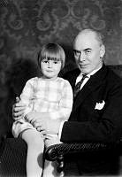 Porträtt av operasångare och operachef John Forsell, tillsammans med sin dotter Louise. (John Forsell var chef för Operan i Stockholm åren 1924-1939).