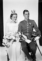 Porträtt av brudparet Eva (född Svenilson) och Ebbe Gyllenstierna. Brölloppet stod i Solna kyrka oktober 1936.