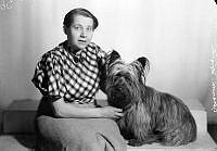 Porträtt av kvinna, Göransson-Ljungman, med sin hund.