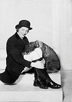 Porträtt av kvinna, Lollo, i riddräkt med stövlar, tillsammans med sin hund.
