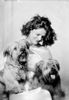 Porträtt av Gull-Maj Norin, skådespelerska, med två hundar.
