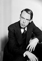 Porträtt av Herbert Westrell, pianist. Han var verksam som konsertpianist och pianopedagog vid Stockholms borgarskola och Kungliga musikhögskolan i Stockholm.