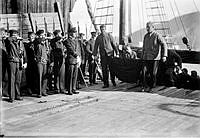 Kvarlevorna efter deltagarna i Andrées polarexpedition år 1897, Salomon August Andrée, och Nils Strindberg, bärs i land  från Bratvaag i Tromsö hamn i Norge.