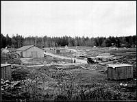 Småstugeområdet Olovslund under byggnad, sett från kvarteret Bokhyllan 10 och 11.