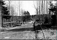 Tacitusvägen mot öster i Ängby småstugeområde som är under byggnad
