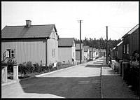 Öbackavägen söderut från Skällnoravägen i Åkeshovs småstugeområde