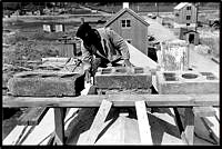 Murning av skorsten till husbygge i Svedmyras småstugeområde.