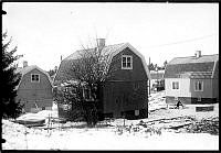 Hus i kvarteret Bokhyllan 5 i Olovslunds småstugeområde vintertid.