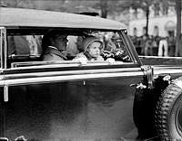 Arvprins Gustaf Adolf och prinsessan Margaretha i en bil.
