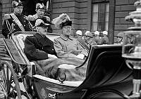 Norges kung Haakon och Gustaf VI Adolf i kortege genom Stockholm under kung Haakons officiella besök.