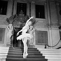 Gustav Adolfs Torg 2, Operan, premiärdansösen  Mariane Orlando dansar balett i trappan.
