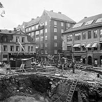 Rivning/tunnelbanebygge i kvarteret Orgelpipan. Korsningen Klarabergsgatan/Klara Norra Kyrkogata. Klarabergsgatan 54-56 och 37.
