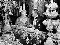 Hantverkargatan 1, Stadshuset. Kung Gustav VI Adolf i samspråk med lady Clementine Churchill under Nobelbanketten.